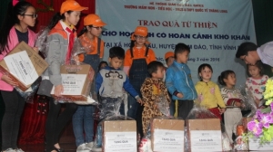 Trao quà từ thiện tại Hợp Châu, Vĩnh Phúc - BGS - Năm học 2015 - 2016