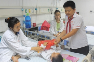 Thăm hỏi bệnh nhi tại bệnh viện Việt Đức