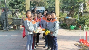 HS trường Tiểu học QT Thăng long viếng thăm và dâng hương Đài tưởng niệm các liệt sỹ Phường Đại Kim 