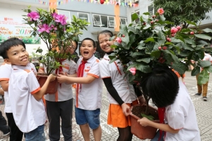 Ngày hội trồng cây Trường Tiểu học QT Thăng Long năm học 2017-2018