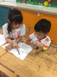 Đôi bạn cùng tiến