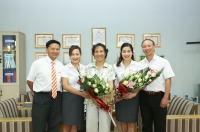 Trao quyết định Hiệu trưởng cho cô giáo Nguyễn Thị Vân Trao quyết định Hiệu trưởng cho cô giáo Nguyễn Thị Vân