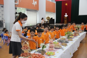 Trường Mầm non Thăng Long tổ chức ăn Buffet cho các con học sinh