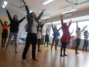 Nào! Các cô cùng vận động nhé