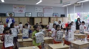 Học sinh Tiểu học hào hứng tham gia Vòng 1 - Hội thi viết thư pháp chữ Việt