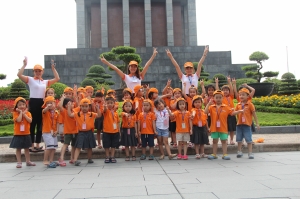 Thăm quan lăng Bác