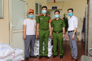 BGS đóng góp 500 kg gạo cùng Công an phường Đại Kim chuyển tới các gia đình có hoàn cảnh khó khăn do ảnh hưởng của đại dịch Covid-19