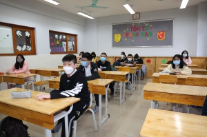 Hân hoan chào đón học sinh quay trở lại trường