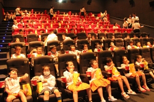 Học sinh khối 1, 2, 3 hào hứng trong hoạt động ngoại khóa - xem phim tại rạp chiếu